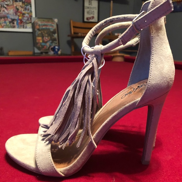 NWT ADORABLE Taupe Suede Heels - Picture 3 of 5
